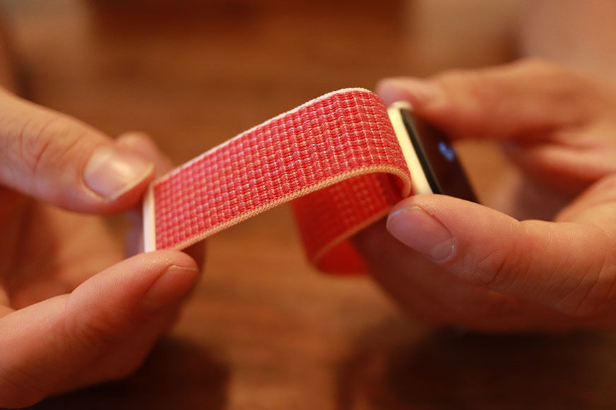 Man sieht das Armband der Apple Watch SE 2.